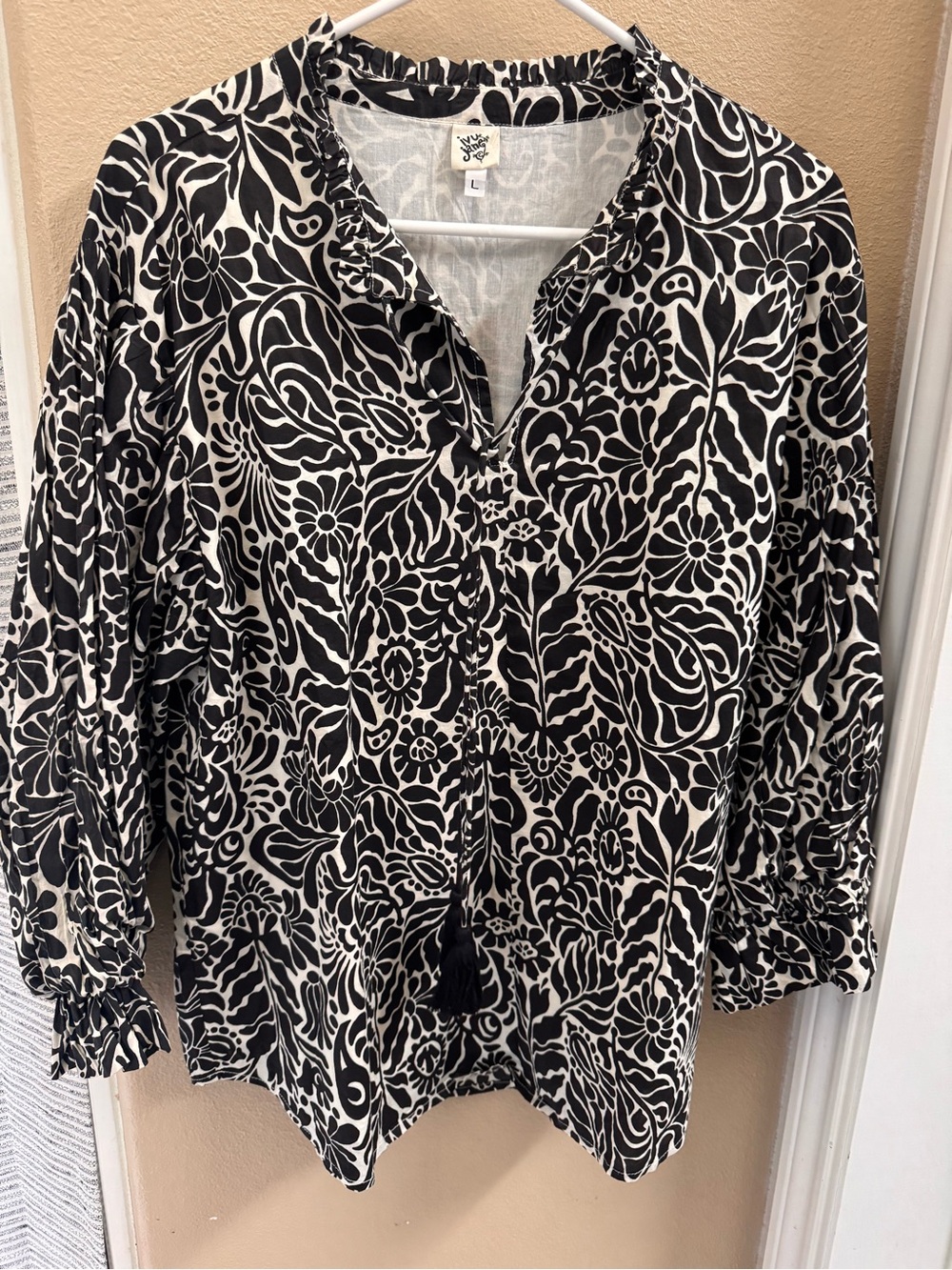 Ivy Jane 3/4 sleeves lightweight top. Great for fall! Great condition.